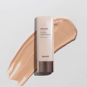 Heimish Artless Glow Tinted Sunscreen Shine Beige SPF50+ PA+++ combines powerful sun protection with a radiant, natural finish. This lightweight tinted sunscreen evens skin tone, hydrates, and delivers a healthy glow, making it perfect for daily use on all skin types.